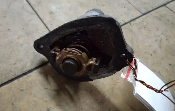 Thermostat/thermostat housing