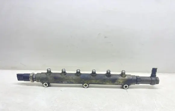 Volvo V70 Fuel main line pipe 8658252 0445215010
