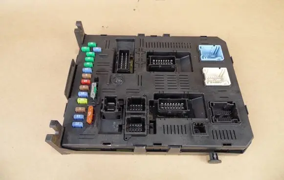 Citroen C4 I Fuse module 9660105980 H0501030505 BSI2004H05