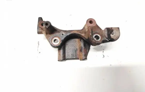 Mitsubishi Grandis Engine mounting bracket