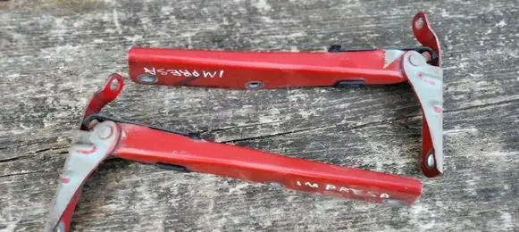 Subaru Impreza I Engine bonnet/hood hinges