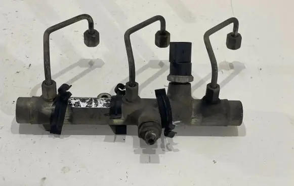Volkswagen Phaeton Fuel main line pipe
