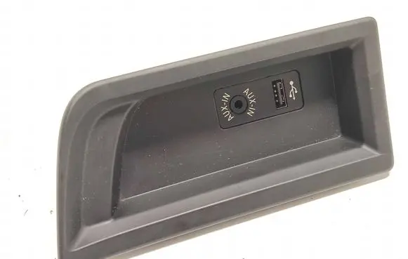 BMW 3 F30 F35 F31 USB socket connector 84109229246 84109229244