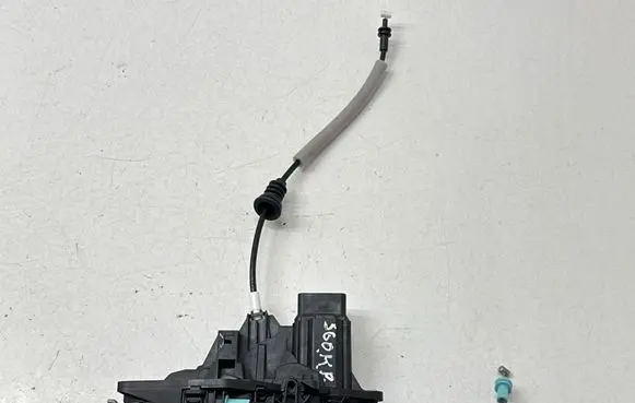 Volvo S60 Front door lock 31440997