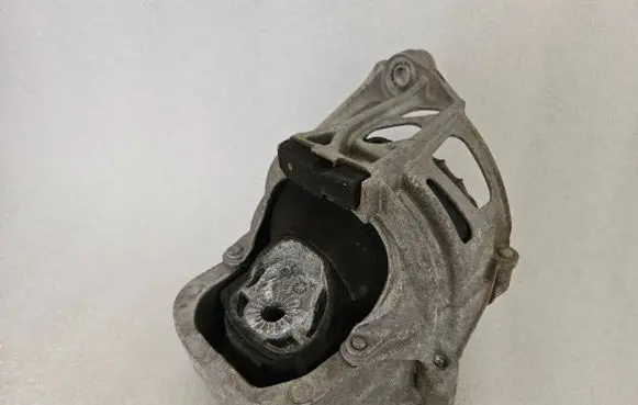 Engine mount bracket