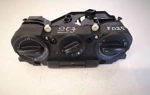 Volkswagen Golf V Climate control unit 74730960