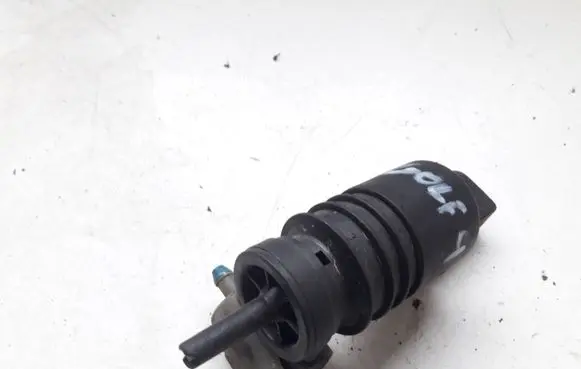 Volkswagen Golf IV Windscreen/windshield washer pump
