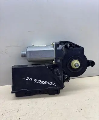 Volkswagen Touareg I Front door window regulator motor 0130821764 7L0959794