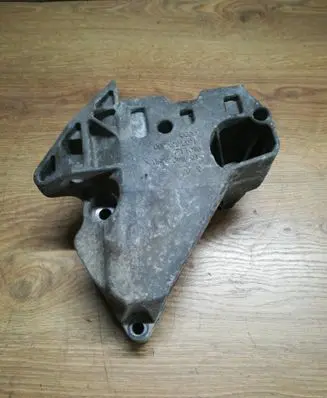 Volkswagen Touran I Engine mounting bracket 06F199207H