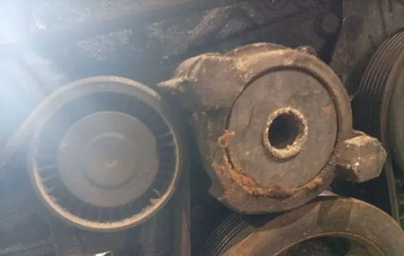 Toyota Avensis T250 Generator/alternator belt tensioner