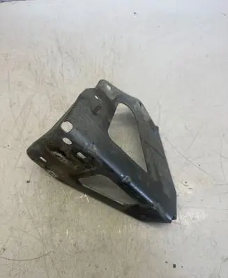 Audi A6 S6 C6 4F Fender mounting bracket 4F0821135
