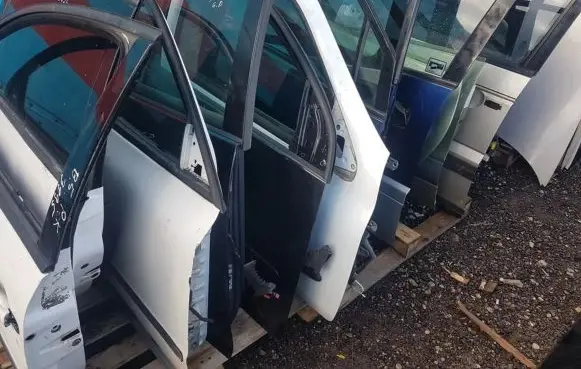 Mitsubishi Space Runner Front door melynos