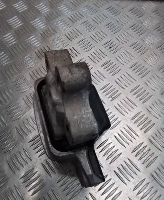 Volkswagen PASSAT CC Engine mount bracket 3c0199555