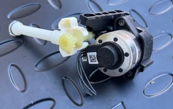 Headlight level adjustment motor