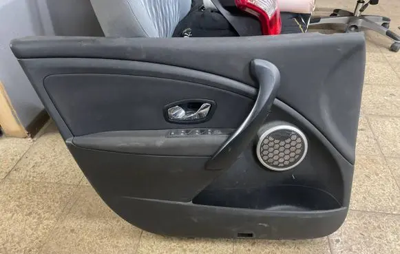 Renault Megane III Front door card panel trim