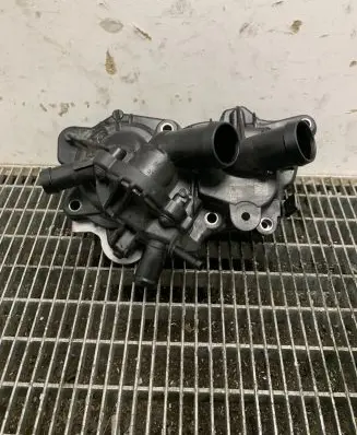 Volkswagen Jetta VII Water pump 04E121600 04E121042
