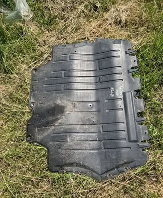 Volkswagen Jetta VI Engine splash shield/under tray