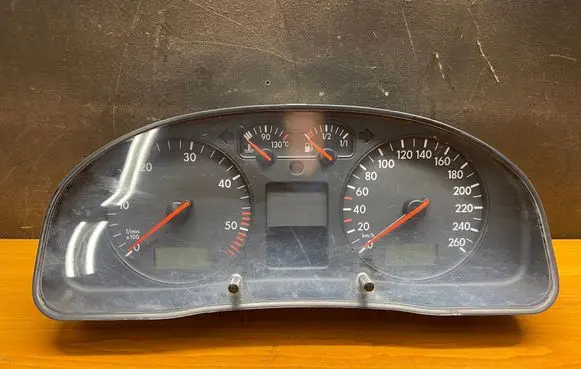 Volkswagen PASSAT B5 Speedometer (instrument cluster) 3B0920822A