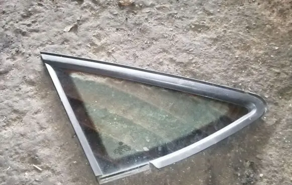 Volkswagen Touran III Front triangle window/glass 5TA845412