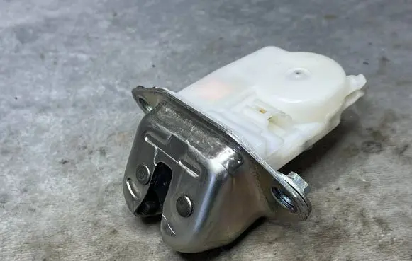Subaru XV I Rear glass lock/latch C28 63032F0101