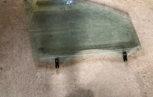 KIA Sorento Front door window glass four-door