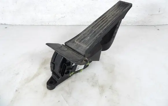 Accelerator throttle pedal
