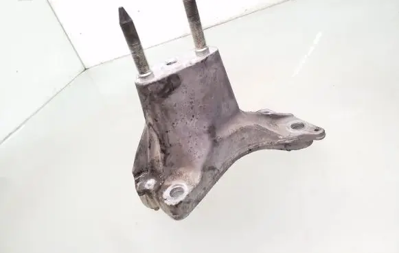 Honda Civic Engine mounting bracket