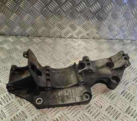 Volkswagen Golf V Generator/alternator bracket R045903143C