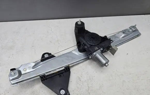 Dacia Sandero III Front door manual window regulator 807219238R