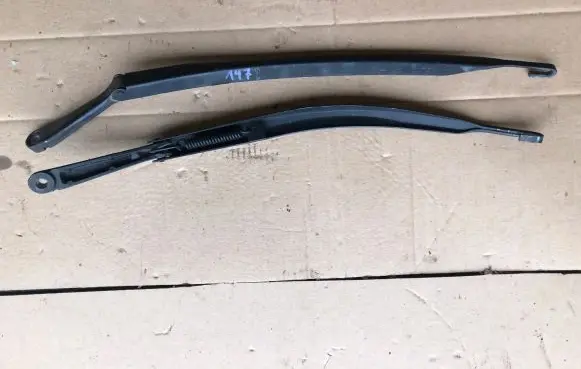 Alfa Romeo 147 Front wiper blade arm