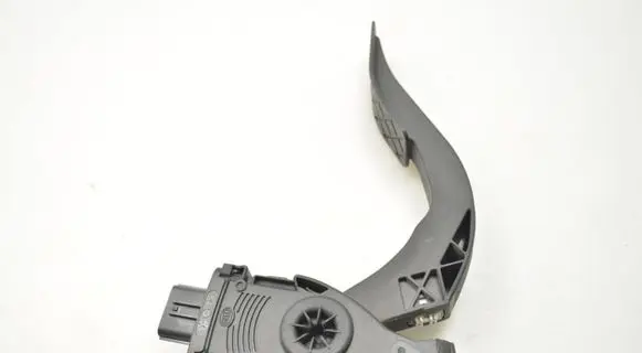Accelerator throttle pedal