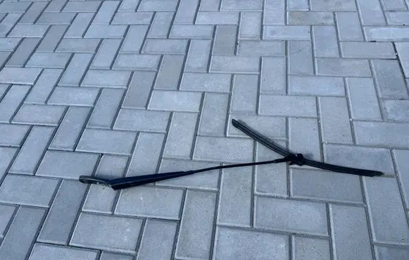 Skoda Octavia Mk2 (1Z) Front wiper blade arm 1Z1955410A