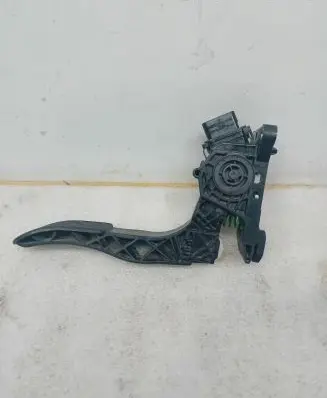 Accelerator throttle pedal