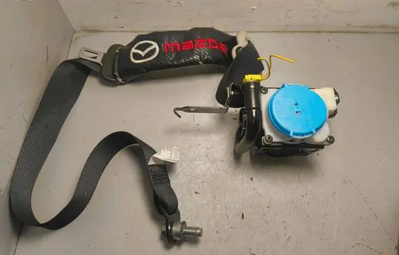 Mazda 6 Front seatbelt 305257810