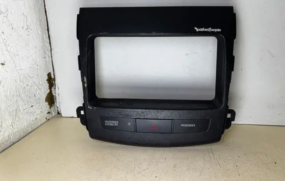 Mitsubishi Outlander Radio/GPS head unit trim 8002A541XA 7K14A 3859743