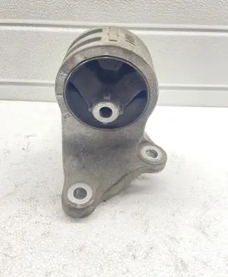 Mitsubishi Grandis Engine mount bracket