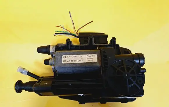 Mercedes-Benz Vaneo W414 Clutch slave cylinder A4142900204 0132900004