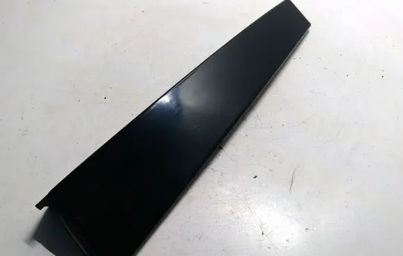 Volkswagen Touareg I Rear side glass trim 