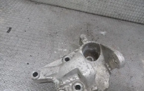 Peugeot 407 Engine mounting bracket 96451611