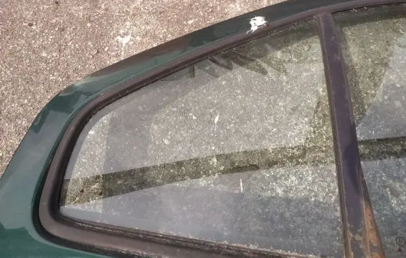 Opel Zafira B Rear vent window glass 