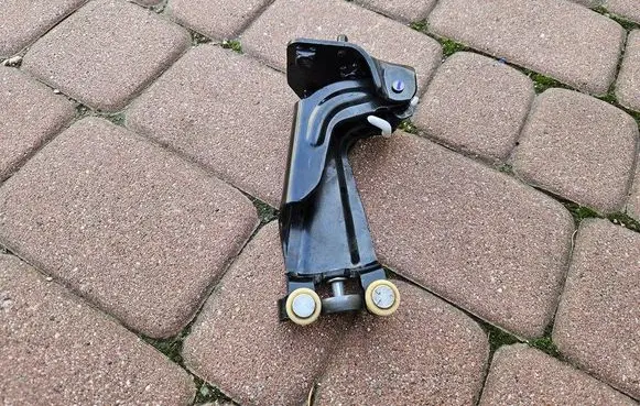 Citroen Berlingo Sliding door middle roller runner 9833303280-