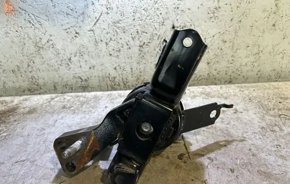 Toyota Yaris Engine mount bracket