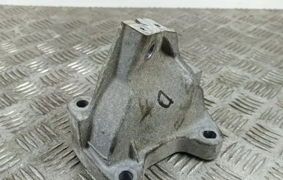 Engine mounting bracket