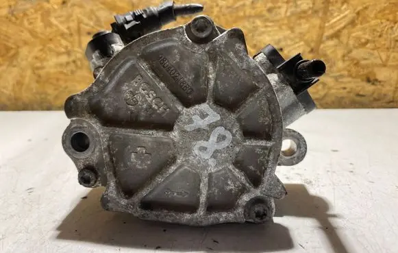 Peugeot 308 Vacuum pump 9804021880