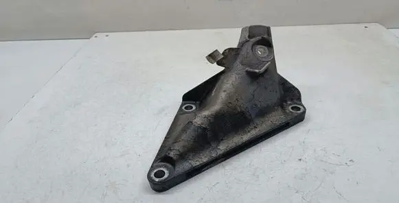 Engine mounting bracket
