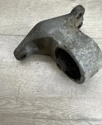 Mitsubishi Grandis Engine mount bracket
