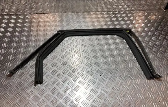 Peugeot 3008 III Rear door windshield rail 9841055980