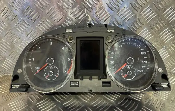 Volkswagen PASSAT B7 Speedometer (instrument cluster) 3AA920870D