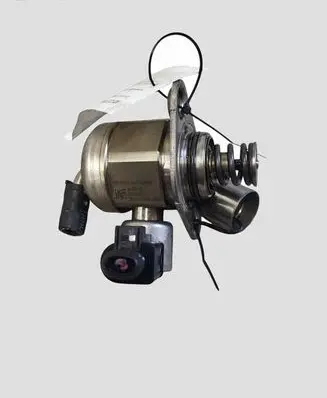 Volkswagen Golf VII Fuel injection high pressure pump 0261520573 04E127025D