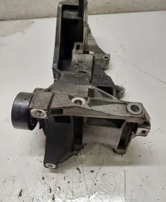 Engine mounting bracket